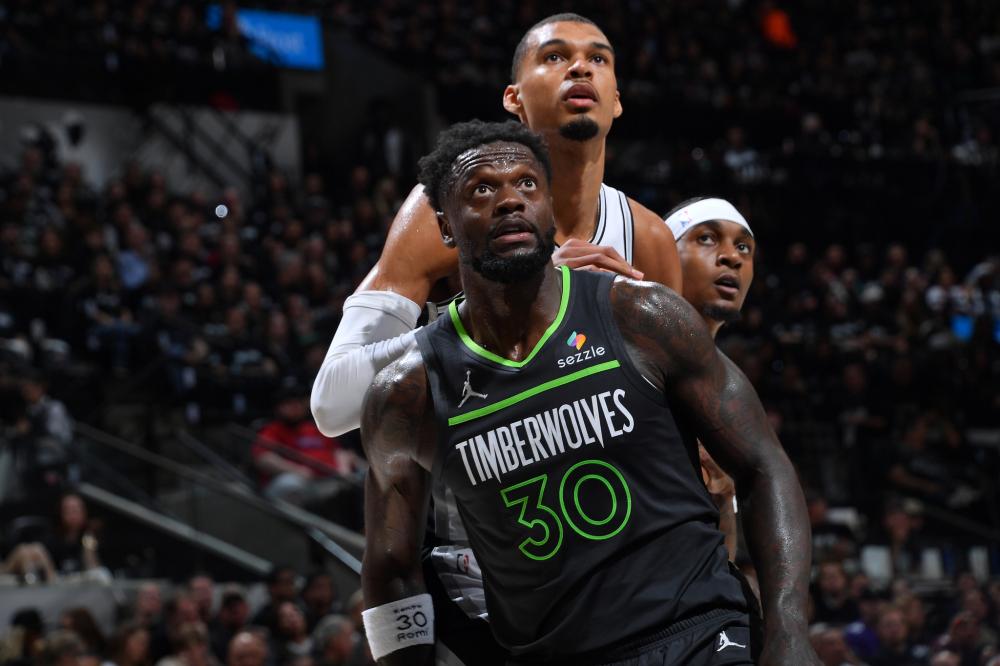 NBA常规赛焦点大战一触即发尼克斯迎战热火两强碰撞谁能抢占胜利先机